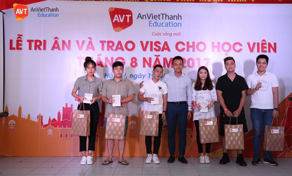Trao visa cho học viên tháng 8 năm 2017