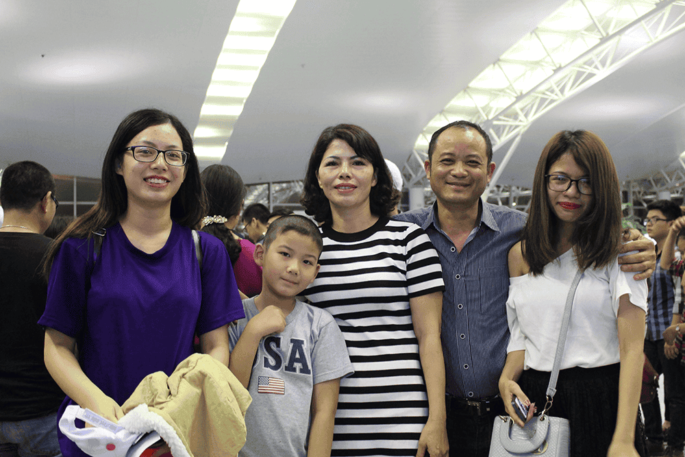 Học viên chụp ảnh cùng người nhà