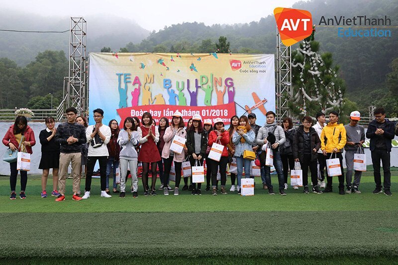 AVT dành tặng những món quà nhỏ ý nghĩa cho học viên