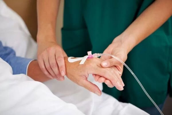 Truyền dịch cho bệnh nhân sau khi mổ