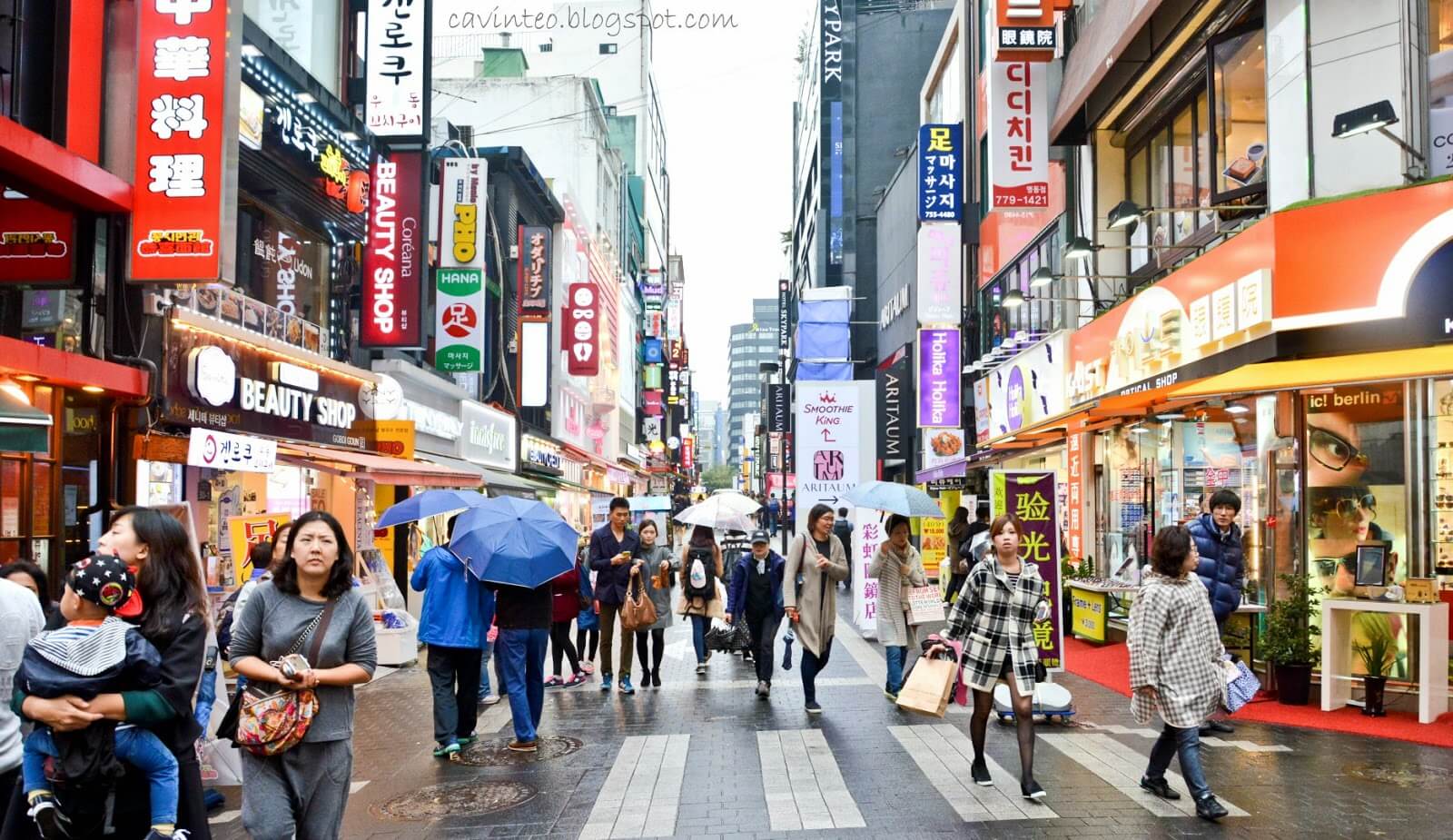 Myeongdong luôn được biết đến là khu mua sắm lớn nhất tại Seoul