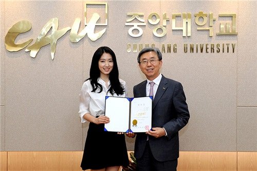 Diễn viên Park Shin Hye tốt nghiệp Đại học Chung Ang