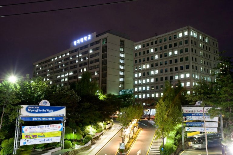 Đại học Myongji Hàn Quốc về đêm