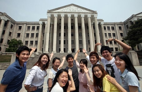Sinh viên phải trải qua nhiều kỳ tuyển chọn trước khi nhân được học bổng du học của chính phủ Hàn Quốc