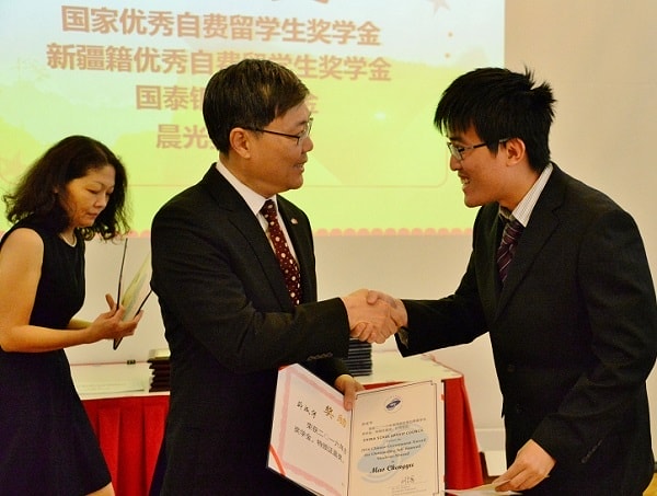 Cố gắng tìm kiếm học ổng du học để giảm thiểu chi phí tối đa