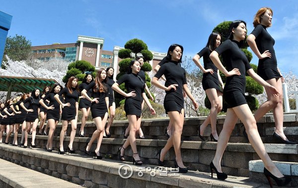 Sinh viên khoa người mẫu Trường Đại học Daedeok trong buổi học Catwalk ngoài trời