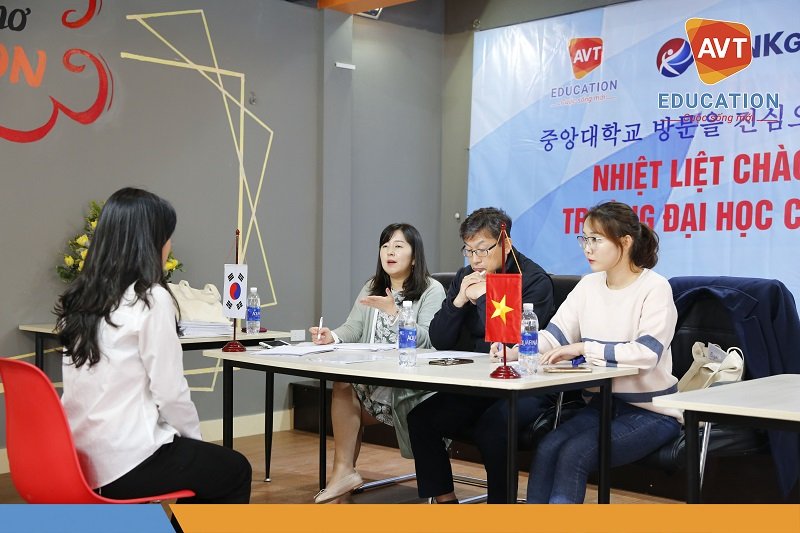 nhờ được đào tạo tiếng Hàn bài bản cùng việc luyện phỏng vấn đều đặn với giáo viên bản ngữ nên học sinh AVT cực kì tự tin trả lời phỏng vấn bằng tiếng Hàn. 