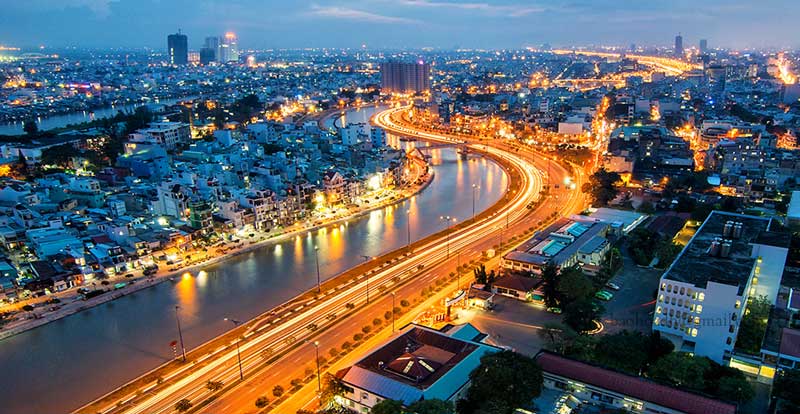Sông Sài Gòn uốn lượn bao quanh thành phố