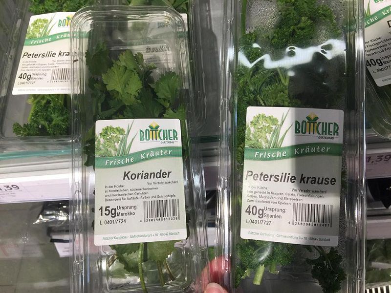 Hai loại rau mùi là Koriander và Petersilie. Hai loại rau mùi là Koriander và Petersilie.