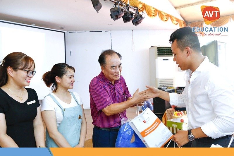 Phần quà sinh nhật được trao tận tay đến từng thành viên