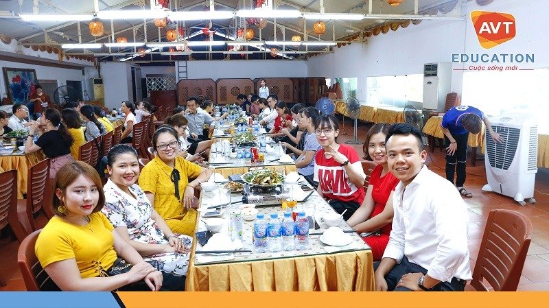 Dù bị mất điện giữa thời tiết nóng 40 độ C nhưng mọi người vẫn rất vui vẻ. Dù bị mất điện giữa thời tiết nóng 40 độ C nhưng mọi người vẫn rất vui vẻ.