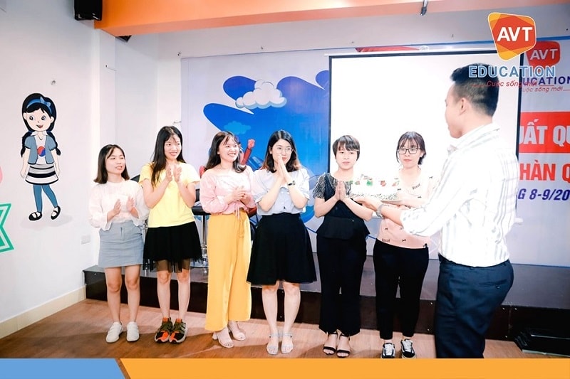 Không thể thiếu tiết mục thổi nến và trao quà Không thể thiếu tiết mục thổi nến và trao quà