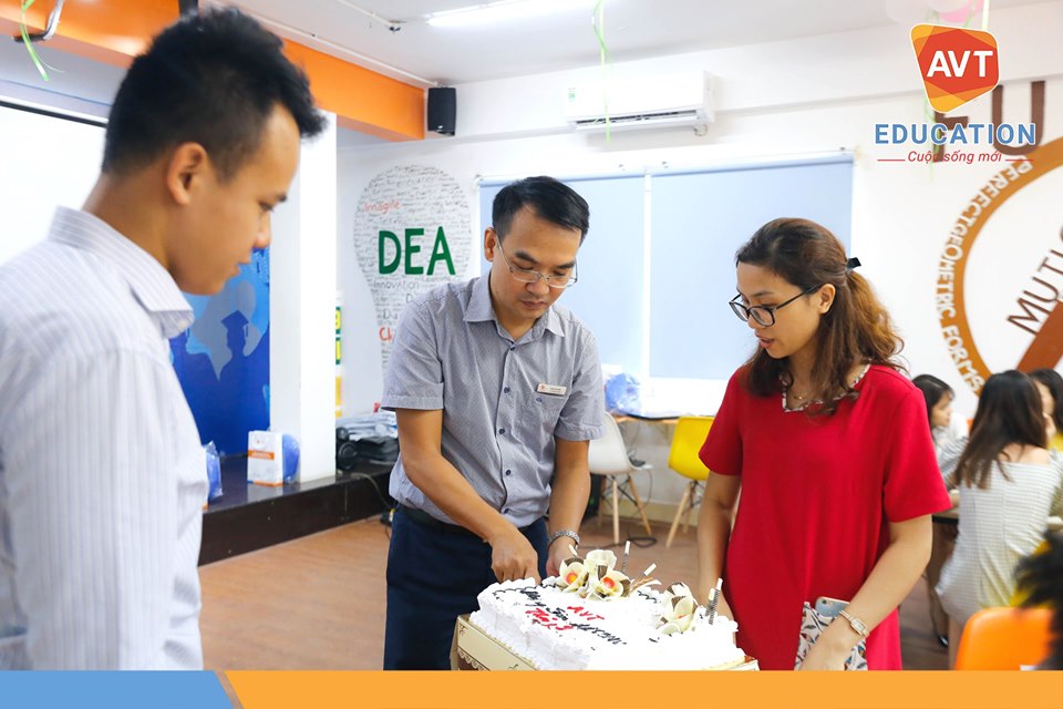 Cùng nhau cắt bánh sinh nhật Cùng nhau cắt bánh sinh nhật