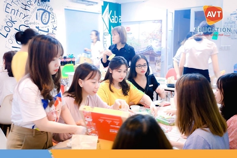 Mọi người cùng nhau tổ chức một bữa tiệc ấm cúng Mọi người cùng nhau tổ chức một bữa tiệc ấm cúng