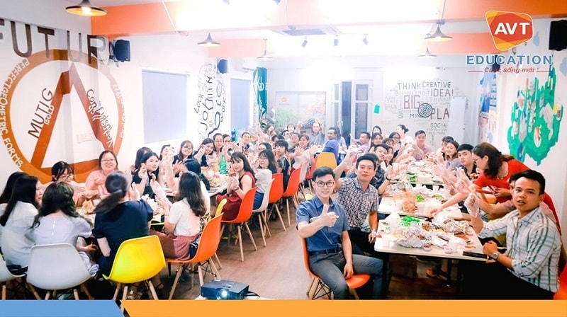 Các thành viên có mặt đông đủ để chúc mừng sự kiện đáng nhớ này Các thành viên có mặt đông đủ để chúc mừng sự kiện đáng nhớ này
