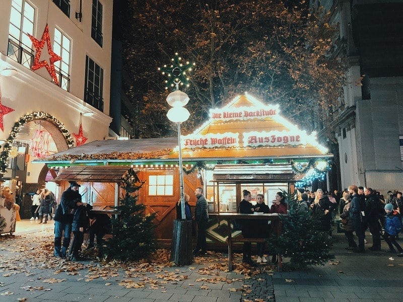 Những khu chợ Noel thu hút rất đông người tới tham quan mua sắm