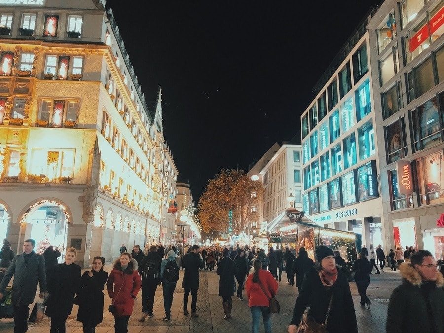 Tại đây bày bán rất nhiều vật dụng dùng để trang trí Noel