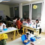 Nhà trường đã thuê xe bus đến đón các bạn tới trường