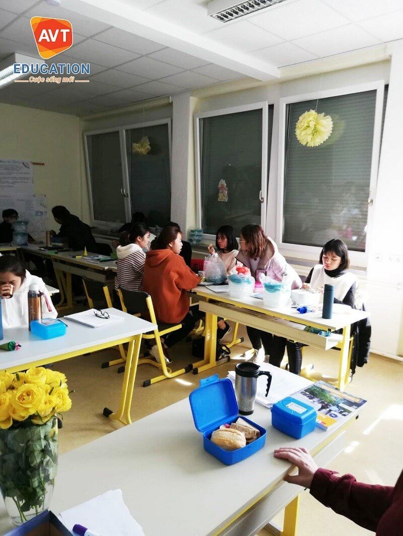 Nhà trường đã thuê xe bus đến đón các bạn tới trường